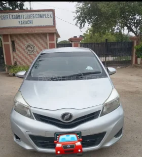 Toyota Vitz F 1.0 2012