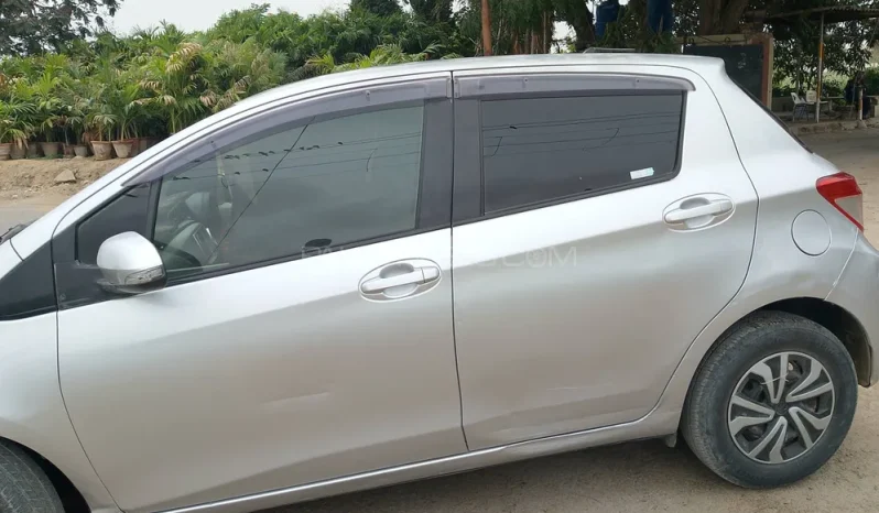 
								Toyota Vitz F 1.0 2012 full									